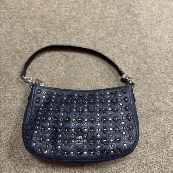 Vintage Coach Restored Navy Chelsea Leather Shoulder Bag With Floral Rivets - Picture 2 of 6